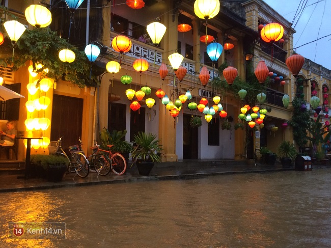 Hội An ngập trong nước lũ, dịch vụ chèo thuyền ngắm phố cổ hút khách - Ảnh 14.