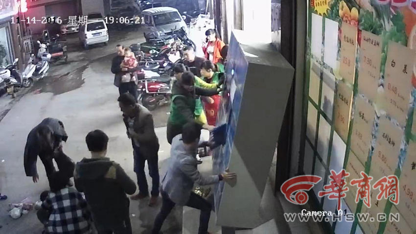 Tủ gửi đồ siêu thị bát ngờ đổ ập vào người khiến bé trai chết thảm - Ảnh 8. Tủ gửi đồ siêu thị bát ngờ đổ ập vào người khiến bé trai chết thảm - Ảnh 8.