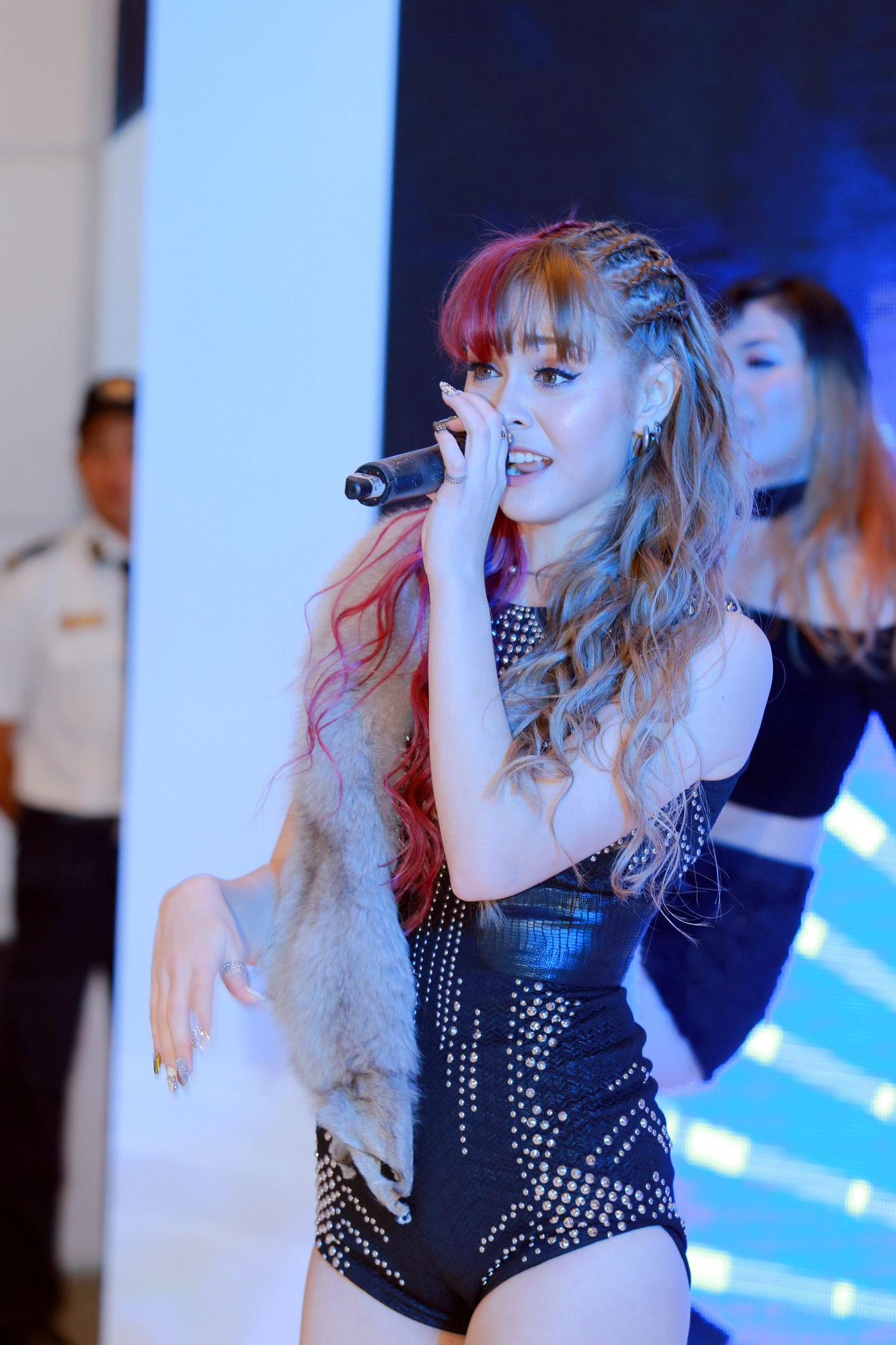 Bông hồng lai MLee gây chú ý với tóc 2 màu, khoe chân thon tại sự kiện - Ảnh 8. Bông hồng lai MLee gây chú ý với tóc 2 màu, khoe chân thon tại sự kiện - Ảnh 8.