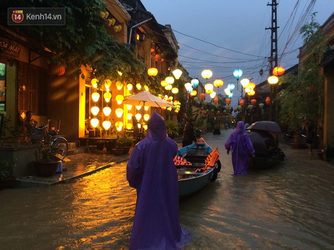 Hội An ngập trong nước lũ, dịch vụ chèo thuyền ngắm phố cổ hút khách - Ảnh 13.