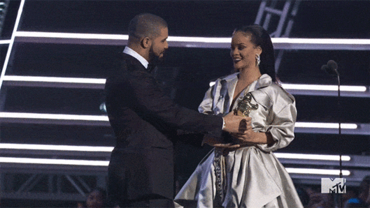 Sau 7 năm chỉ bị xem là bạn, Drake đã tỏ tình với Rihanna trước mặt cả thế giới - Ảnh 14.