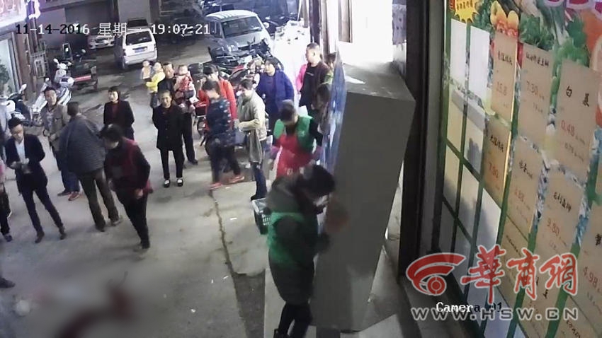 Tủ gửi đồ siêu thị bát ngờ đổ ập vào người khiến bé trai chết thảm - Ảnh 9. Tủ gửi đồ siêu thị bát ngờ đổ ập vào người khiến bé trai chết thảm - Ảnh 9.