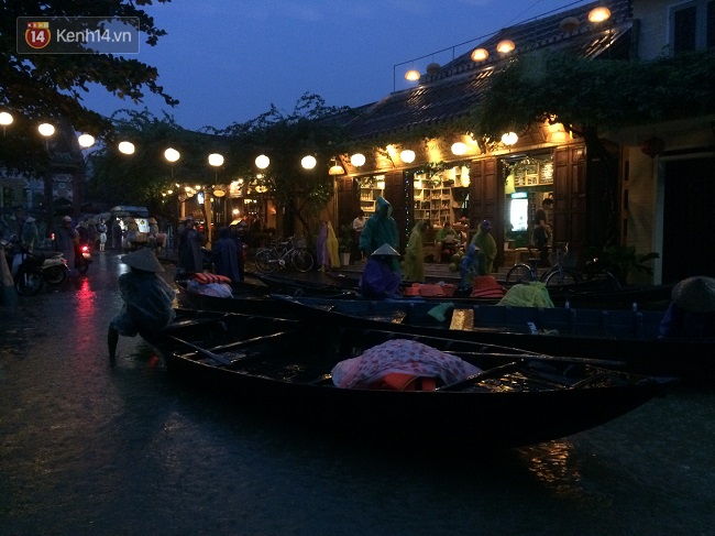Hội An ngập trong nước lũ, dịch vụ chèo thuyền ngắm phố cổ hút khách - Ảnh 15.