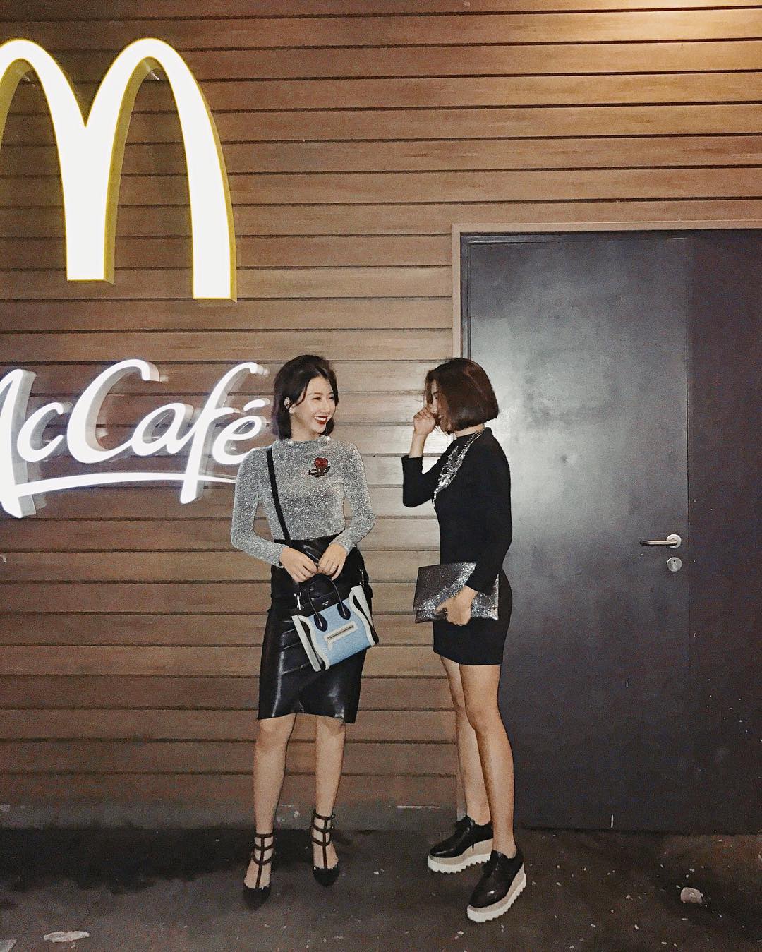 Giáng sinh không lạnh thì diện gì cho ra chất lễ hội bây giờ? Dễ lắm cứ theo 7 gợi ý này là xong ngay! - Ảnh 7. Giáng sinh không lạnh thì diện gì cho ra chất lễ hội bây giờ? Dễ lắm cứ theo 7 gợi ý này là xong ngay! - Ảnh 7.