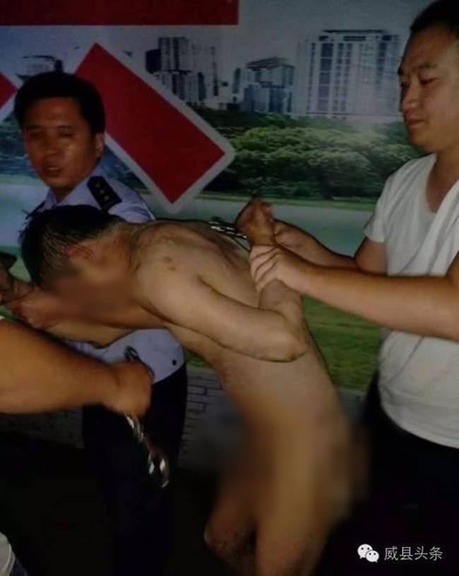 Bị bắt quả tang cưỡng hiếp nữ sinh, thầy giáo bị đánh đập rồi lột trần ép đi diễu phố ảnh 2 Bị bắt quả tang cưỡng hiếp nữ sinh, thầy giáo bị đánh đập rồi lột trần ép đi diễu phố - Ảnh 2.