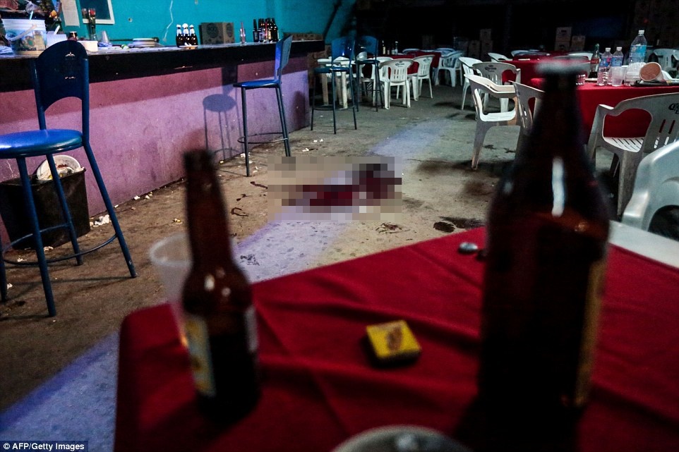 Chùm ảnh: Cảnh tượng đen tối tại một trong những thành phố nguy hiểm nhất thế giới - Ảnh 3. Chùm ảnh: Cảnh tượng đen tối tại một trong những thành phố nguy hiểm nhất thế giới - Ảnh 3.