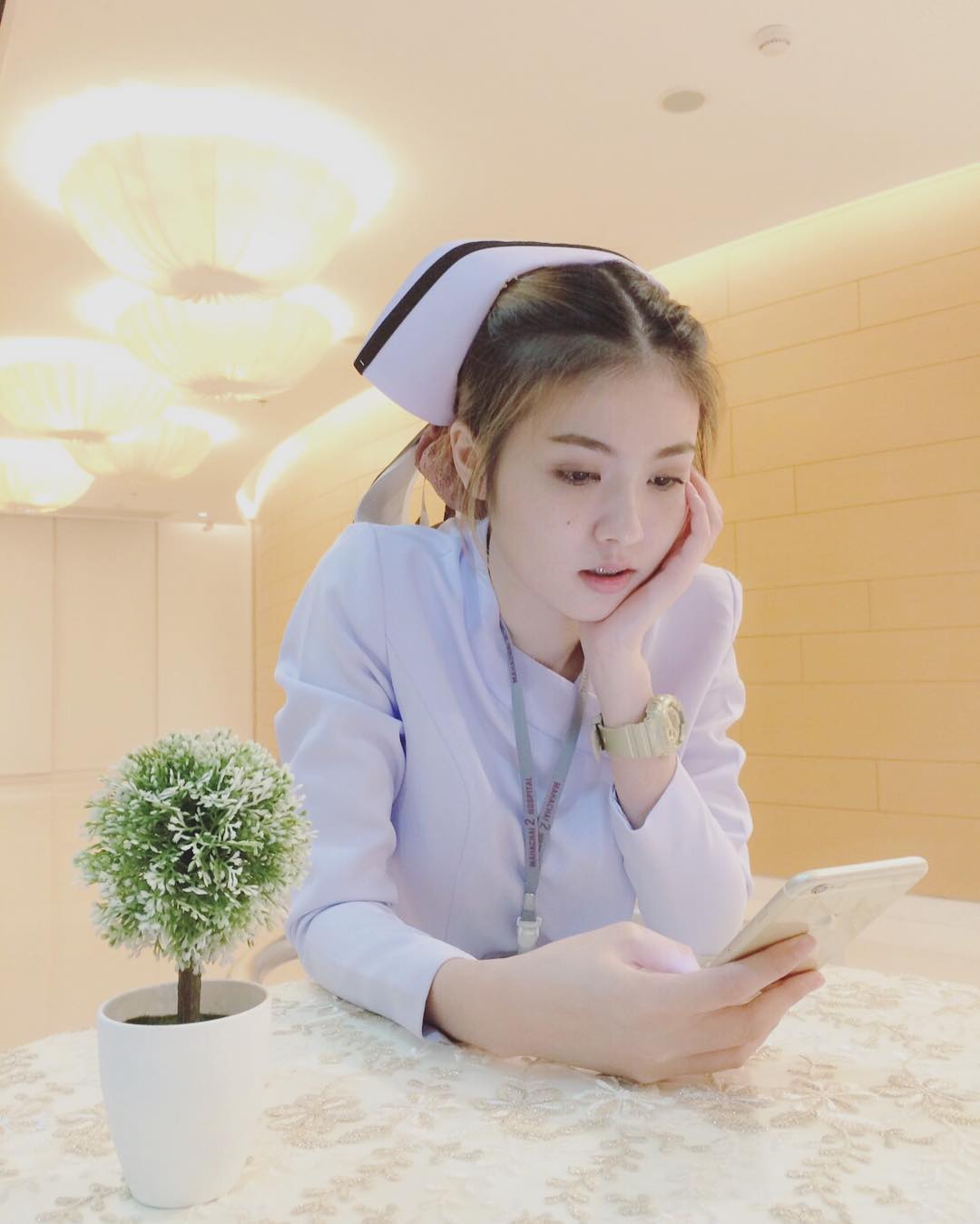 Y tá nào cũng xinh thế này thì chắc chàng trai nào cũng thích... được ốm! - Ảnh 2. Y tá nào cũng xinh thế này thì chắc chàng trai nào cũng thích... được ốm! - Ảnh 2.