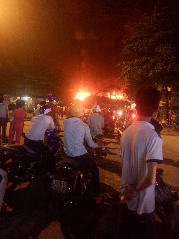 Hà Tĩnh: Cháy chợ trong đêm, gần 1.000 tiểu thương trở tay không kịp - Ảnh 3. Hà Tĩnh: Cháy chợ trong đêm, gần 1.000 tiểu thương trở tay không kịp - Ảnh 3.