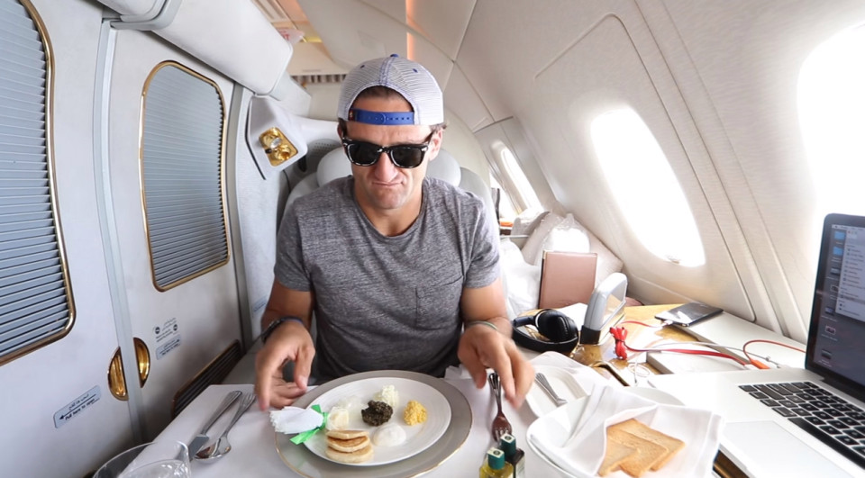 Video: Trải nghiệm khoang máy bay hạng nhất của hãng hàng không danh tiếng Dubai với giá 481 triệu đồng - Ảnh 4. Video: Trải nghiệm khoang máy bay hạng nhất của hãng hàng không danh tiếng Dubai với giá 481 triệu đồng - Ảnh 4.