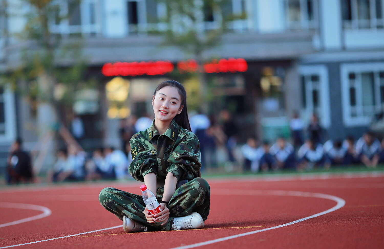 Đây là nữ thần piano, cũng chính là nữ sinh có nụ cười đẹp nhất mùa quân sự ở Trung Quốc! - Ảnh 1. Đây là nữ thần piano, cũng chính là nữ sinh có nụ cười đẹp nhất mùa quân sự ở Trung Quốc! - Ảnh 1.