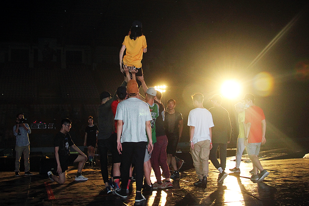 Đông Nhi cùng ê-kíp chạy sân khấu cho liveshow đến 4 giờ sáng - Ảnh 5. Đông Nhi cùng ê-kíp chạy sân khấu cho liveshow đến 4 giờ sáng - Ảnh 5.