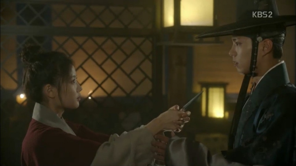 “Moonlight”: Thế tử Park Bo Gum tự tay cắt đứt vòng hẹn ước với Kim Yoo Jung - Ảnh 3. “Moonlight”: Thế tử Park Bo Gum tự tay cắt đứt vòng hẹn ước với Kim Yoo Jung - Ảnh 3.