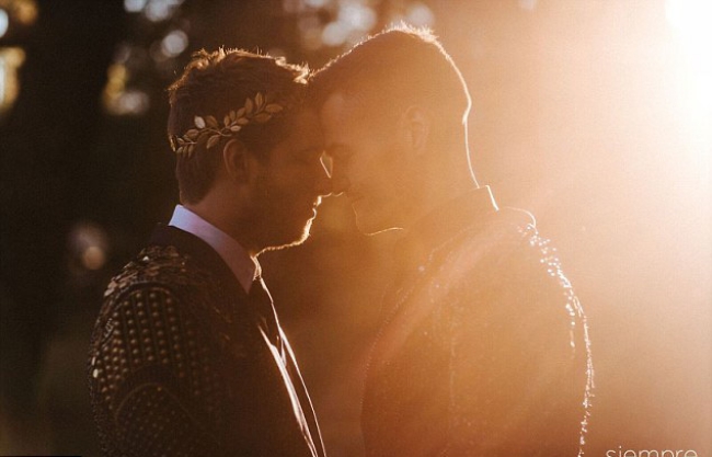 Úc: Đám cưới đẹp như cổ tích của cặp đôi đồng tính nam khiến nhiều người xuýt xoa - Ảnh 2.