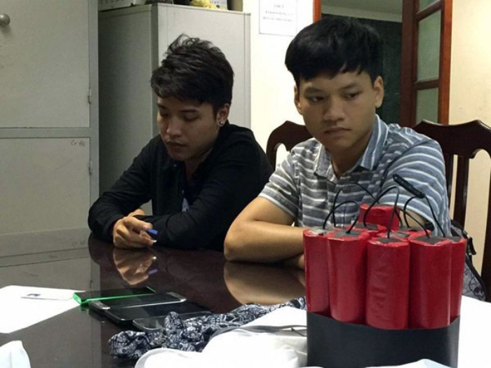 Chân dung nhóm thanh niên ra đường đốt bom mới bị bắt giữ - Ảnh 5. Chân dung nhóm thanh niên ra đường đốt bom mới bị bắt giữ - Ảnh 5.