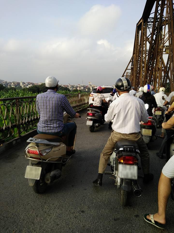Mặc kệ biển cấm, Ô tô vẫn cố tình đi lên cầu Long Biên rồi.. kẹt cứng - Ảnh 3. Mặc kệ biển cấm, Ô tô vẫn cố tình đi lên cầu Long Biên rồi.. kẹt cứng - Ảnh 3.