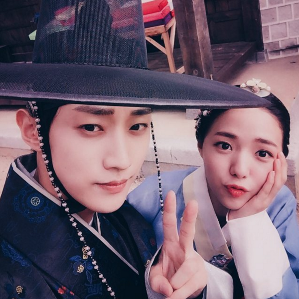 “Moonlight”: Thế tử Park Bo Gum tự tay cắt đứt vòng hẹn ước với Kim Yoo Jung - Ảnh 43. “Moonlight”: Thế tử Park Bo Gum tự tay cắt đứt vòng hẹn ước với Kim Yoo Jung - Ảnh 43.