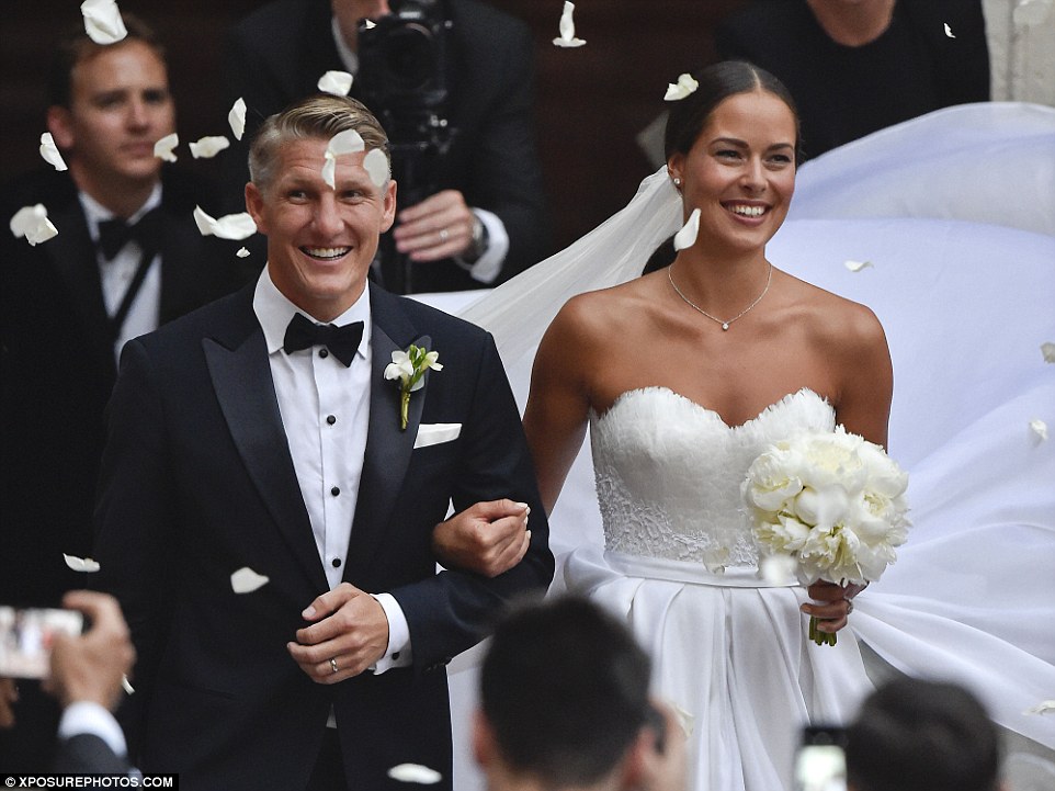 Schweinsteiger dạo bước bên vợ xinh Ivanovic, quên nỗi buồn ở Man Utd - Ảnh 3. Schweinsteiger dạo bước bên vợ xinh Ivanovic, quên nỗi buồn ở Man Utd - Ảnh 3.
