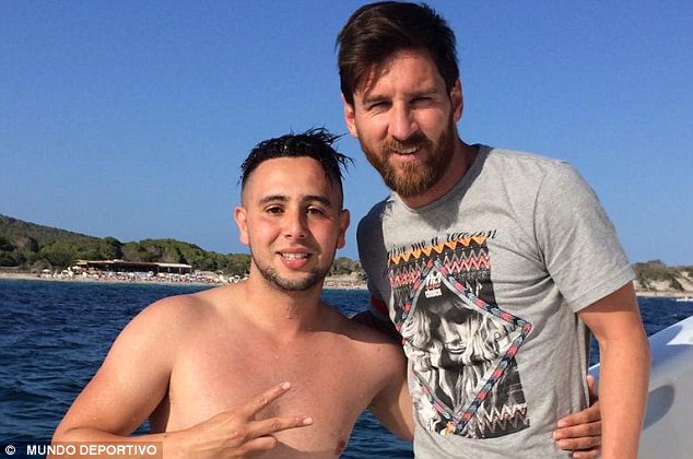 Fan hâm mộ Messi bơi ra du thuyền của anh để xin chụp hình