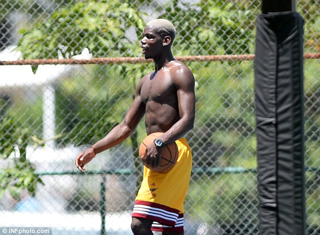 Pogba ký hợp đồng 5 năm với Man Utd, nhận lương tuần 220.000 bảng - Ảnh 3. Pogba ký hợp đồng 5 năm với Man Utd, nhận lương tuần 220.000 bảng - Ảnh 3.