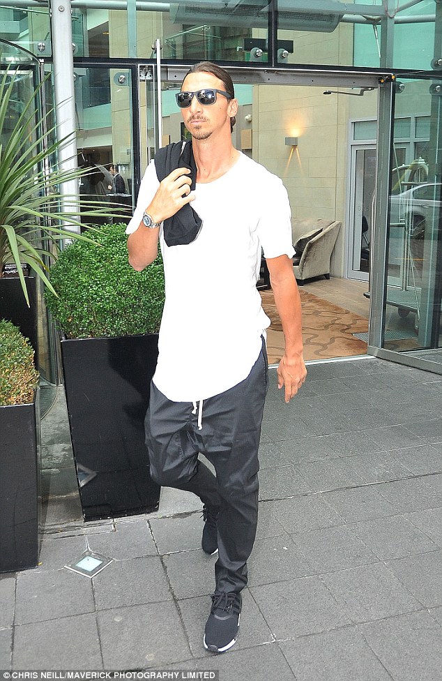 Ibrahimovic nhắm đến khách sạn có bể bơi của đối thủ Man City
