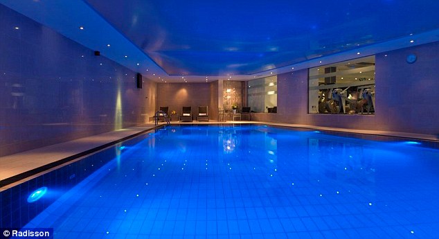 Ibrahimovic nhắm đến khách sạn có bể bơi của đối thủ Man City 1