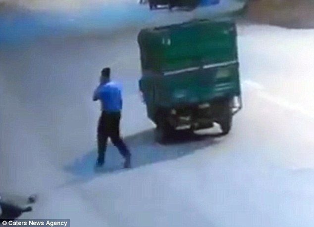 Video sốc: Hơn 200 người đi qua nhưng không ai dừng lại để giúp người bị tai nạn giao thông - Ảnh 2. Video sốc: Hơn 200 người đi qua nhưng không ai dừng lại để giúp người bị tai nạn giao thông - Ảnh 2.