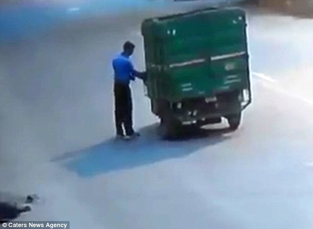 Video sốc: Hơn 200 người đi qua nhưng không ai dừng lại để giúp người bị tai nạn giao thông - Ảnh 4. Video sốc: Hơn 200 người đi qua nhưng không ai dừng lại để giúp người bị tai nạn giao thông - Ảnh 4.