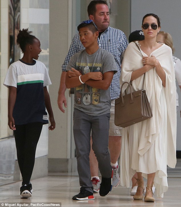 Pax Thiên ra dáng người lớn chững chạc bên Angelina Jolie và em gái - Ảnh 2.