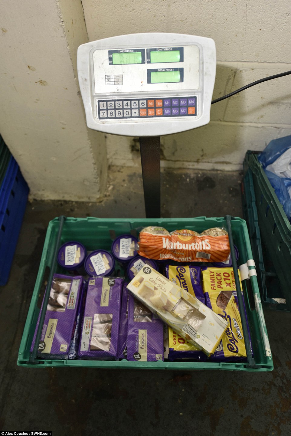 Siêu thị độc nhất vô nhị tại Anh: bán thực phẩm thừa với giá gần như cho không - Ảnh 7. Siêu thị độc nhất vô nhị tại Anh: bán thực phẩm thừa với giá gần như cho không - Ảnh 7.