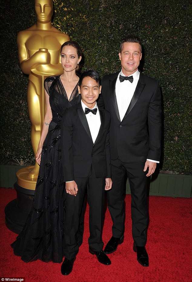 Các con của Angelina Jolie van xin mẹ quay lại với Brad Pitt - Ảnh 2. Các con của Angelina Jolie van xin mẹ quay lại với Brad Pitt - Ảnh 2.
