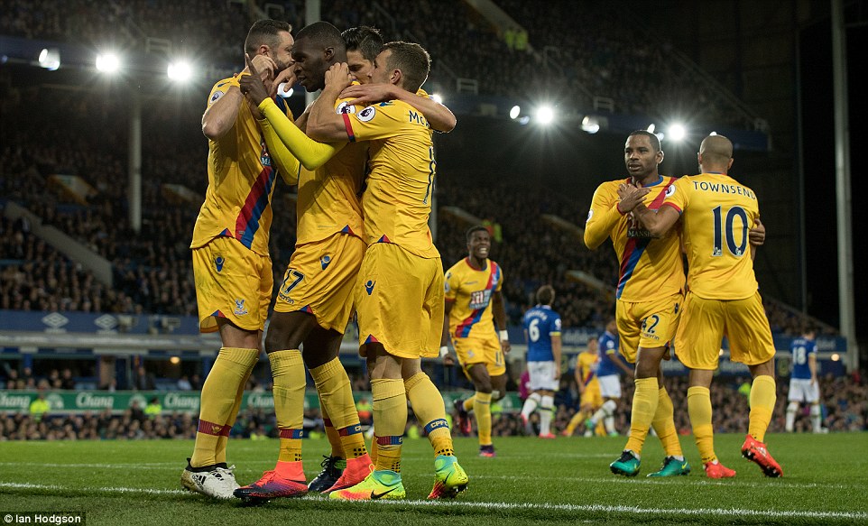 Lukaku lập siêu phẩm đá phạt trong trận hòa 1-1 giữa Everton và Crystal Palace - Ảnh 4. Lukaku lập siêu phẩm đá phạt trong trận hòa 1-1 giữa Everton và Crystal Palace - Ảnh 4.
