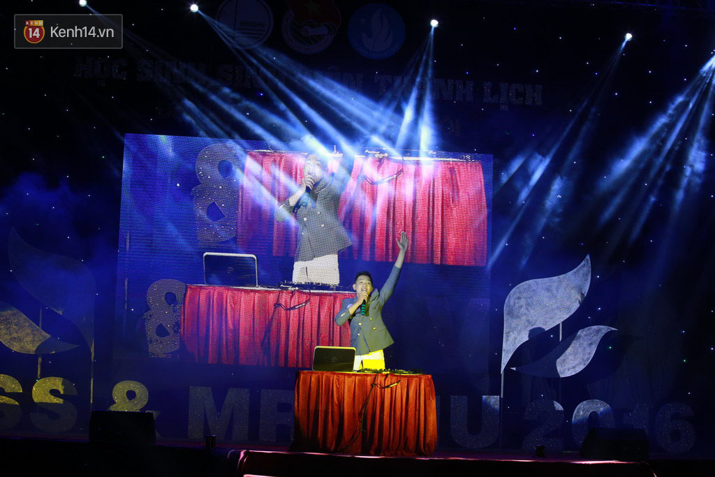 Nam thanh, nữ tú hội ngộ trong đêm chung kết Miss & Mr VNU 2016 - Ảnh 31. Nam thanh, nữ tú hội ngộ trong đêm chung kết Miss & Mr VNU 2016 - Ảnh 31.