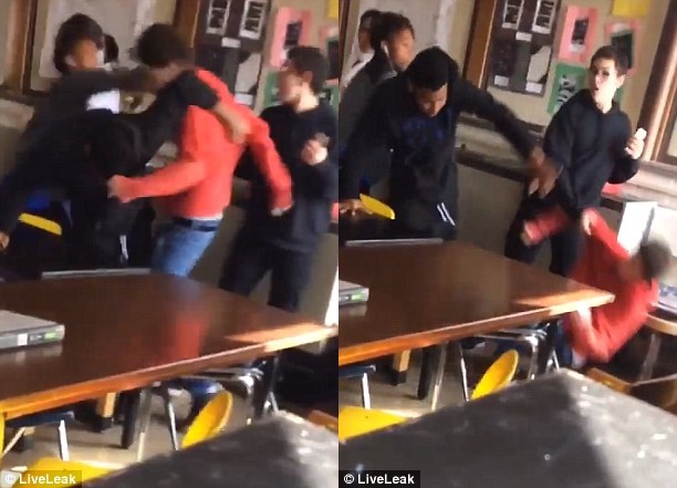 Video: Đấm vào mặt cô giáo, nam sinh bị bạn học cho ăn no đòn - Ảnh 2.