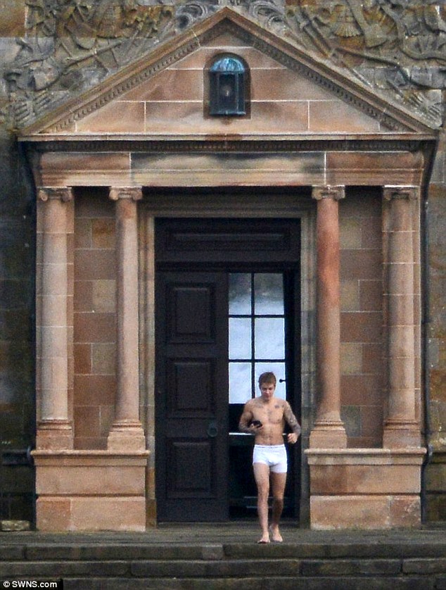 Trời lạnh 8 độ C, Justin Bieber chỉ mặc nội y tung tăng bên ngoài dinh thự - Ảnh 2.