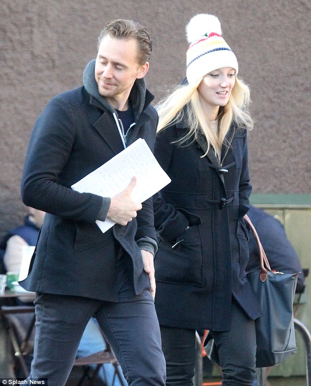 Tom Hiddleston xuất hiện rạng rỡ bên cô gái mới trông giống Taylor Swift - Ảnh 2.