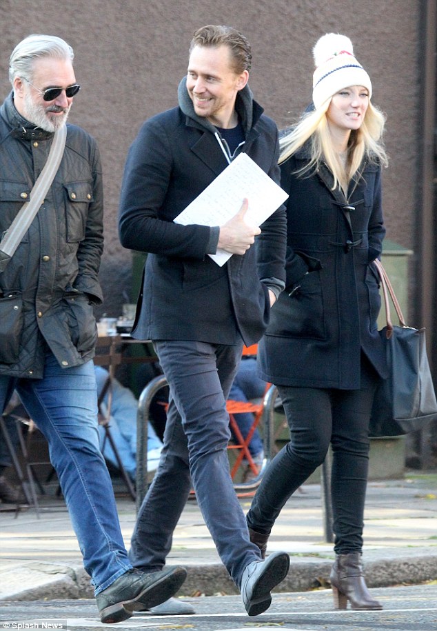 Tom Hiddleston xuất hiện rạng rỡ bên cô gái mới trông giống Taylor Swift - Ảnh 3.