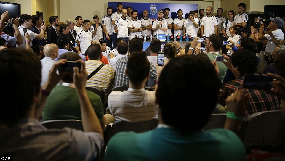 Soái ca đây chứ đâu! Messi dẫn theo 500 anh em đối đầu báo chí - Ảnh 3. Soái ca đây chứ đâu! Messi dẫn theo 500 anh em đối đầu báo chí - Ảnh 3.