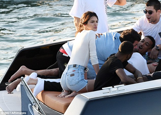 Không cần đôi giày nào hỗ trợ, đôi chân Kendall Jenner vẫn thon dài đáng ao ước - Ảnh 5.