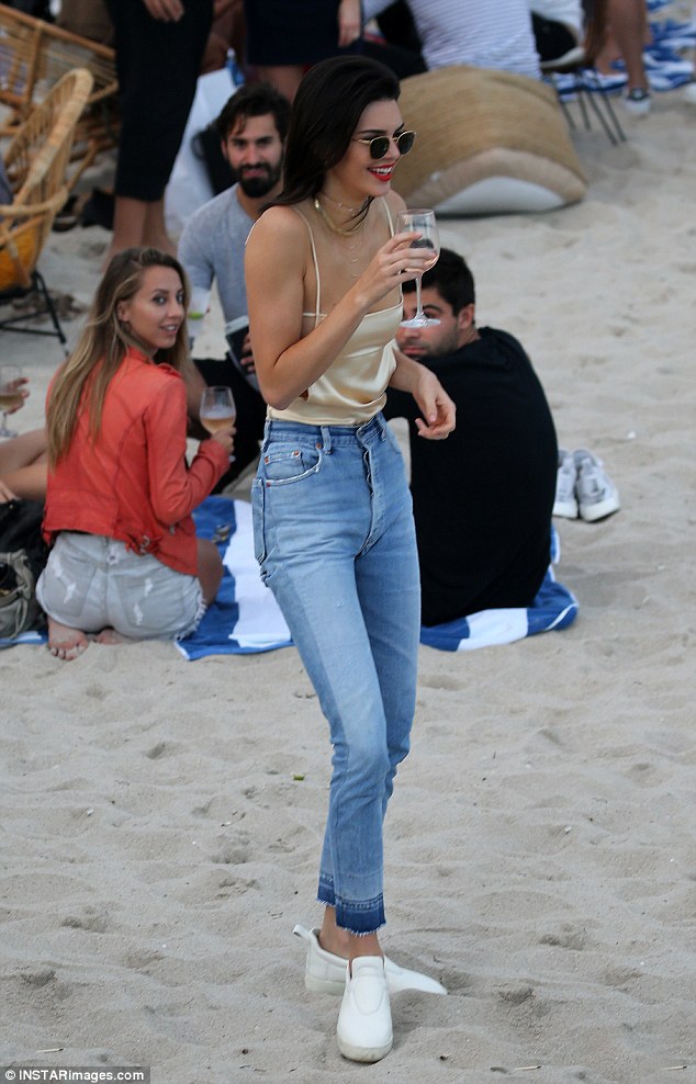 Không cần đôi giày nào hỗ trợ, đôi chân Kendall Jenner vẫn thon dài đáng ao ước - Ảnh 10.