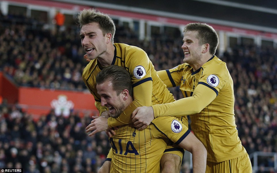 Sau 12 năm, Harry Kane tái hiện cú sút penalty hỏng ăn của Beckham - Ảnh 5. Sau 12 năm, Harry Kane tái hiện cú sút penalty hỏng ăn của Beckham - Ảnh 5.