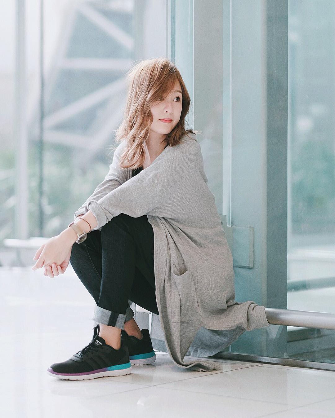 5 mẫu sneaker một khi đã diện cùng đồng phục thì đẹp khỏi chê - Ảnh 15. 5 mẫu sneaker một khi đã diện cùng đồng phục thì đẹp khỏi chê - Ảnh 15.