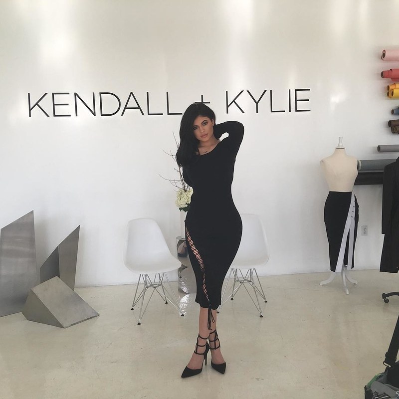 Kylie Jenner phá đảo kỷ lục diện đồ rẻ của sao thế giới khi diện áo chưa đến 100.000 VNĐ - Ảnh 8. Kylie Jenner phá đảo kỷ lục diện đồ rẻ của sao thế giới khi diện áo chưa đến 100.000 VNĐ - Ảnh 8.