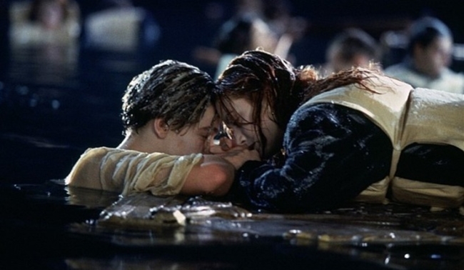 Titanic phiên bản đời thực: Cụ ông buộc vợ vào thân cây, mặc cho bản thân bị nước lũ cuốn trôi - Ảnh 4.