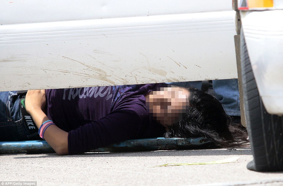 Chùm ảnh: Cảnh tượng đen tối tại một trong những thành phố nguy hiểm nhất thế giới - Ảnh 4. Chùm ảnh: Cảnh tượng đen tối tại một trong những thành phố nguy hiểm nhất thế giới - Ảnh 4.