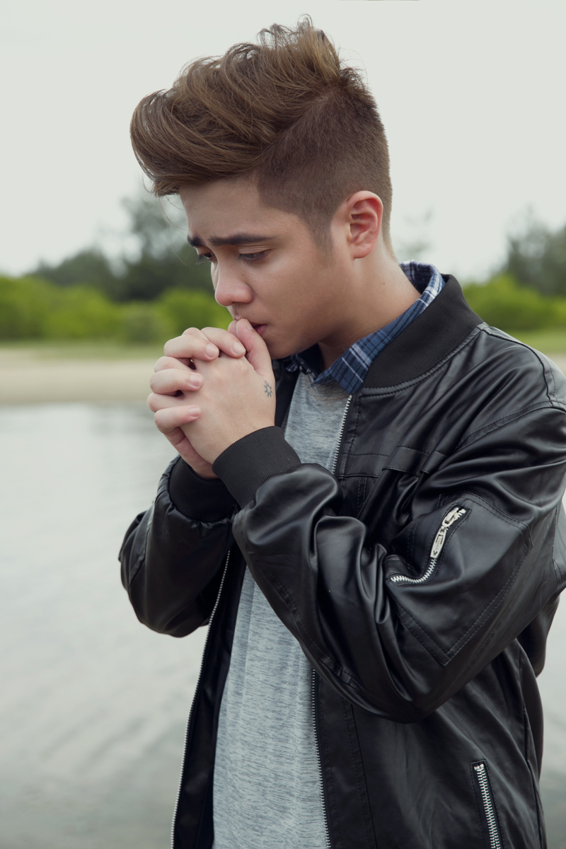 Bùi Anh Tuấn nhập tâm diễn cảnh khóc sướt mướt cùng người yêu - Ảnh 12. Bùi Anh Tuấn nhập tâm diễn cảnh khóc sướt mướt cùng người yêu - Ảnh 12.