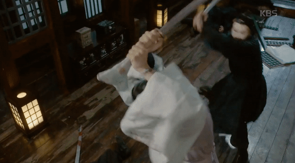 “Moonlight”: Ây da! “Chô-ha” Park Bo Gum bị gian thần đâm rồi!