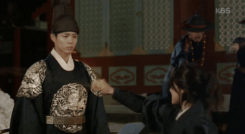 Moonlight: “Chô-ha” Park Bo Gum bị cận thần bất ngờ kề dao vào cổ - Ảnh 4. Moonlight: “Chô-ha” Park Bo Gum bị cận thần bất ngờ kề dao vào cổ - Ảnh 4.