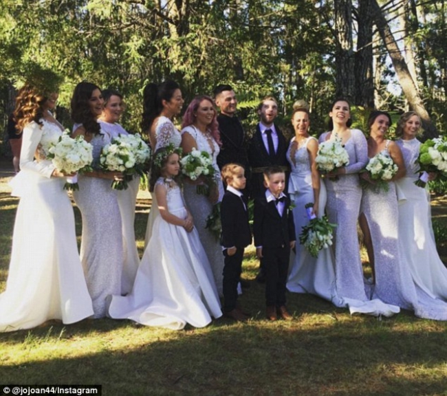 Úc: Đám cưới đẹp như cổ tích của cặp đôi đồng tính nam khiến nhiều người xuýt xoa - Ảnh 8.