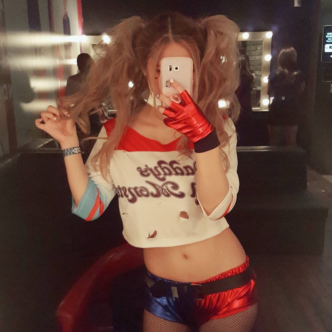 Thích nhân vật Harley Quinn nhưng không muốn làm lố? Hãy học kiểu makeup Harley Quinn phiên bản ngoan hiền này ngay thôi - Ảnh 5. Thích nhân vật Harley Quinn nhưng không muốn làm lố? Hãy học kiểu makeup Harley Quinn phiên bản ngoan hiền này ngay thôi - Ảnh 5.