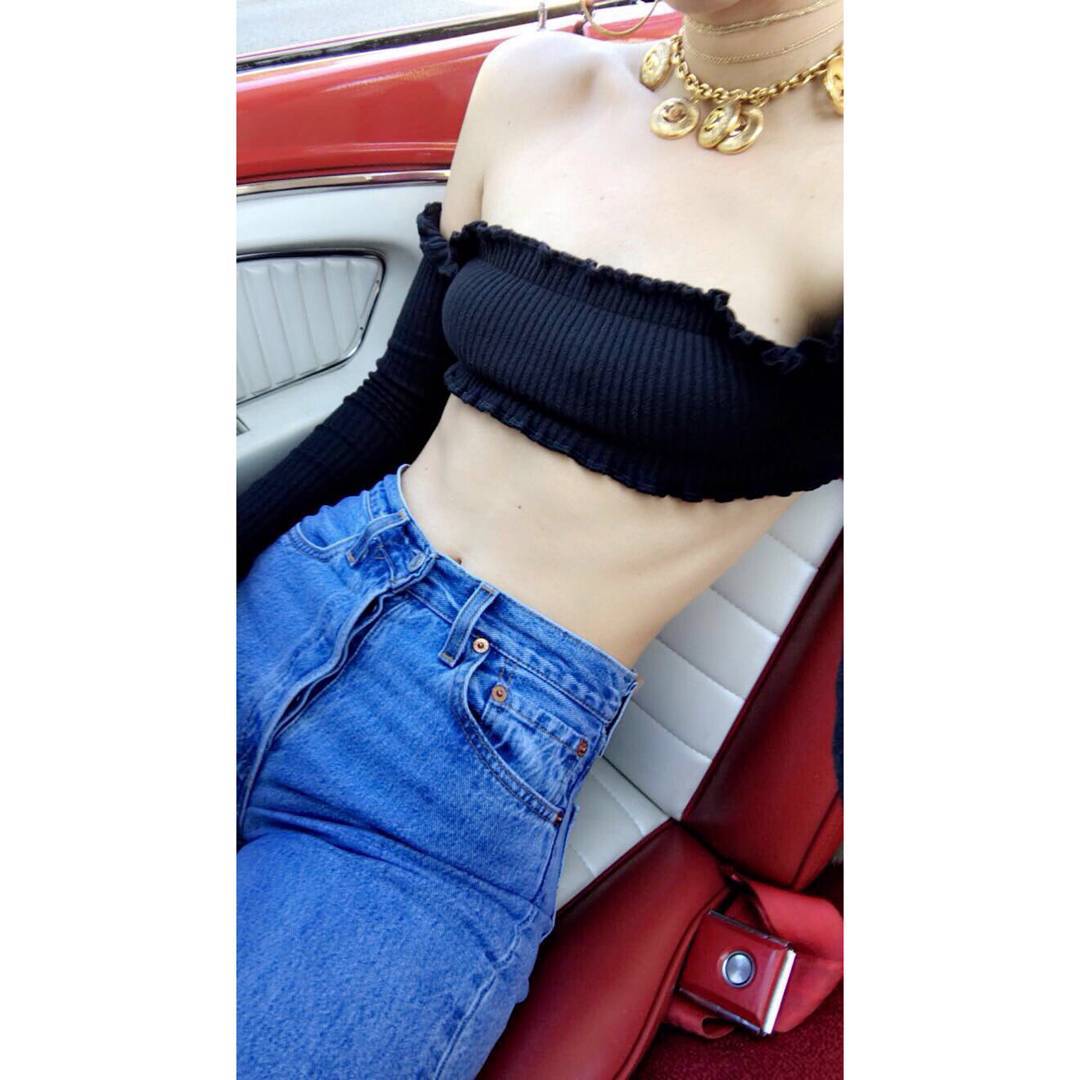 Crop top bình thường đã là gì, nay các IT girl còn diện crop top tí hon sexy hơn bội phần - Ảnh 2. Crop top bình thường đã là gì, nay các IT girl còn diện crop top tí hon sexy hơn bội phần - Ảnh 2.